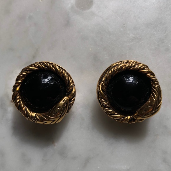 CHANEL Jewelry - CHANEL Vintage Clip On Earrings